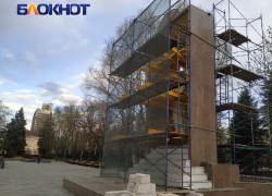 В Луганске восстанавливают мозаичное обрамление скульптуры Божией Матери