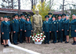 Работники Луганской таможни почтили память земляка Павла Луспекаева, сыгравшего таможенника в фильме «Белое солнце пустыни»  