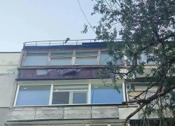 Плита на голову: в Луганске экстренно огородили аварийный дом