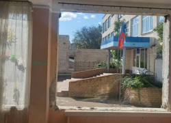 Последствия недавнего прилета в школах Краснодона в ЛНР устраняет Тюменская область