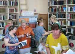 Выставка книг о преступлениях неонацистов открылась в Луганской библиотеке имени Горького 