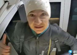 Сладкоежка из Луганска: женщина ломает камеры в кофематах и ворует сироп и сахар