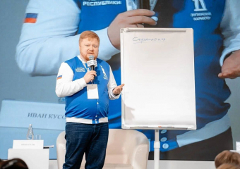 Положили в пакет с пакетами: против двух чиновников ЛНР ввели персональные санкции