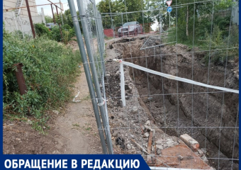 Луганчане жалуются на выкопанную с апреля яму и повисший над головами трубопровод в переулке Пожарный