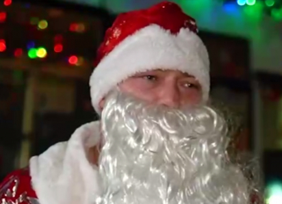 Водитель маршрутки в костюме Деда Мороза стал звездой Луганска, видео