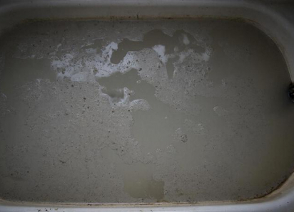 «В наших ваннах бурлит канализация»: жители Луганска просят спасти их от зловонья