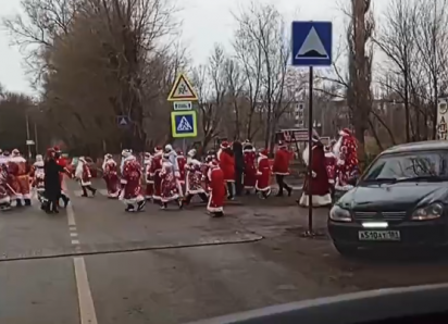 Праздник посреди города: толпа Дедов Морозов разгуливает по Луганску