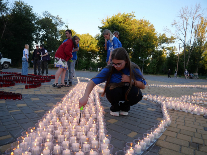 В Луганске прошла акция «Свеча памяти», приуроченная к 83-й годовщине начала ВОВ