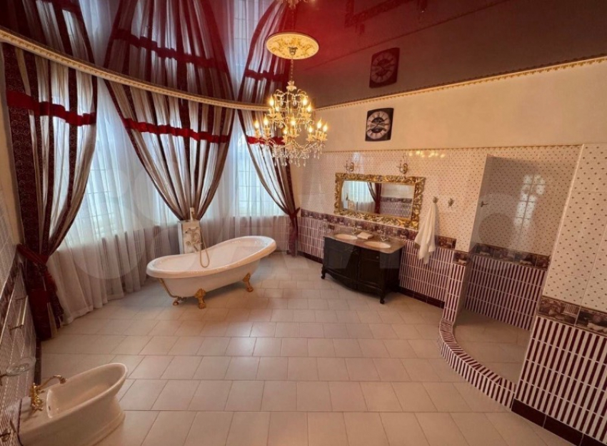 За 35 млн рублей в Луганске продают особняк с кроватью-штурвалом и ванной под 30 метров