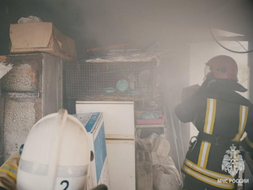 Частный сектор Луганска: пожар охватил хозяйственные строения