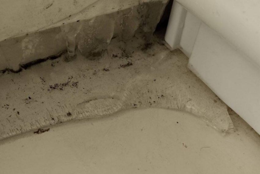 Жители Алчевска показали наледь в замерзших квартирах