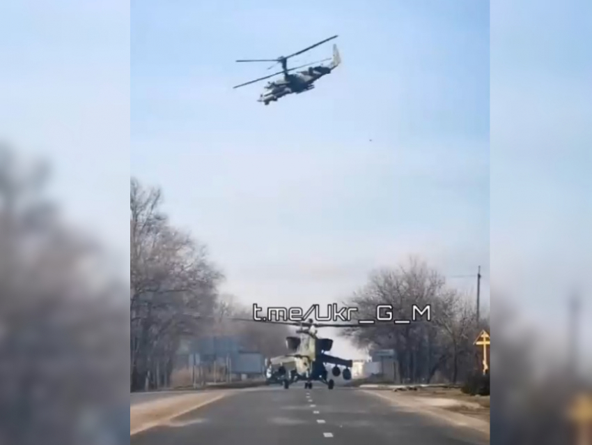 В сети появилось видео с вертолетом, пропускающим «помеху справа» на дороге при въезде в Луганск