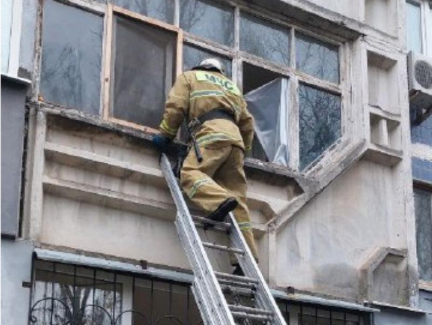 В Луганске пожарные помогли горожанке попасть к годовалой дочке, оказавшейся взаперти в квартире