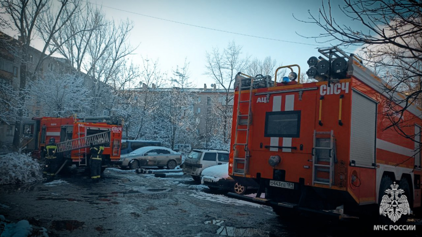 В Луганске на пожаре едва не погибла женщина, а в Суходольске вместе с гаражом сгорела Хонда