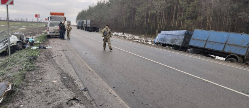 Два человека погибли на трассе в ЛНР в страшном ДТП с КАМАЗом