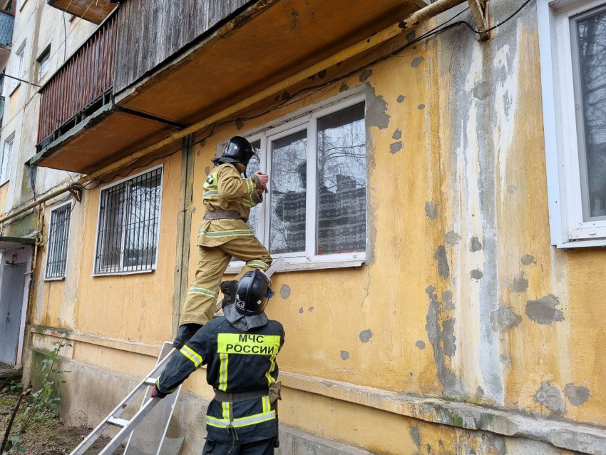 Спасатели из Первомайска ЛНР пришли на помощь 85-летней женщине