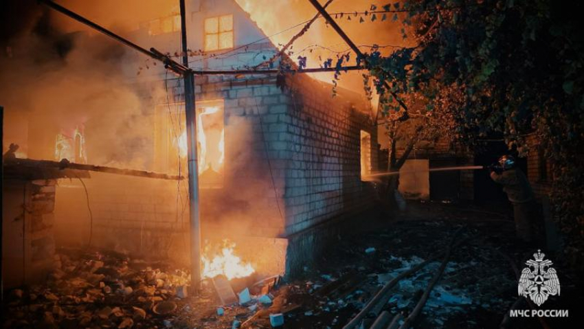 Огонь испепелил дом и гараж в Свердловске