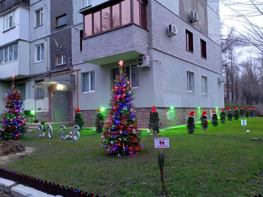 Луганчане, которые украсили дом на квартале Гагарина, получили подарки от Администрации города