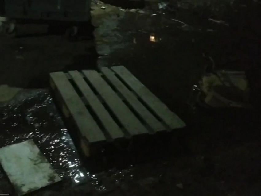 В Луганске больше недели течет вода на квартале Заречном