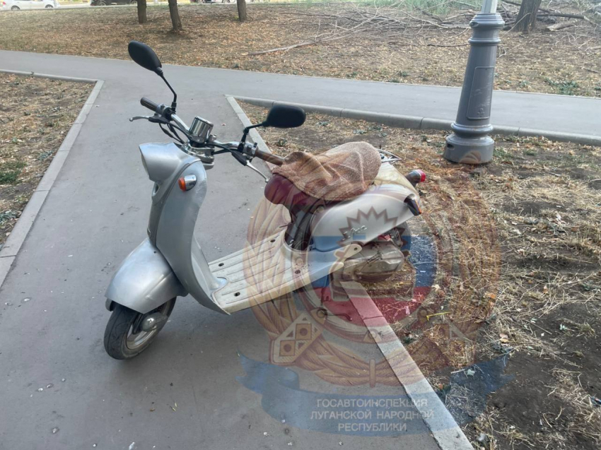 В Луганске мопедист сбил на тротуаре трехлетнюю девочку