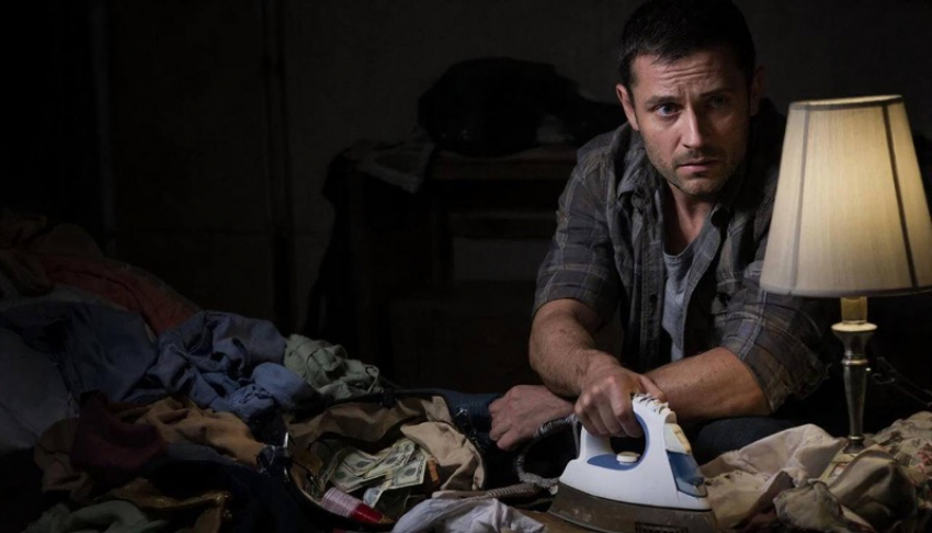 Два молодых жителя ЛНР рискуют сесть за утюг с удлинителем 