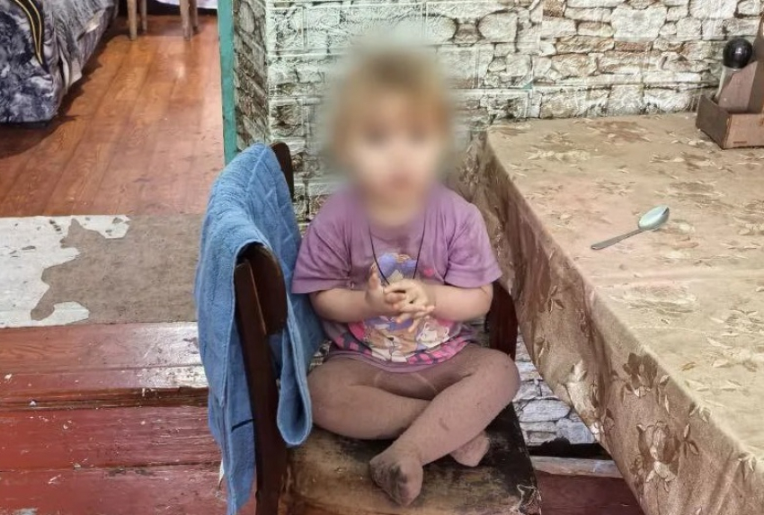 Мать бросила двух маленьких детей замерзать в неотапливаемом доме в Лутугино