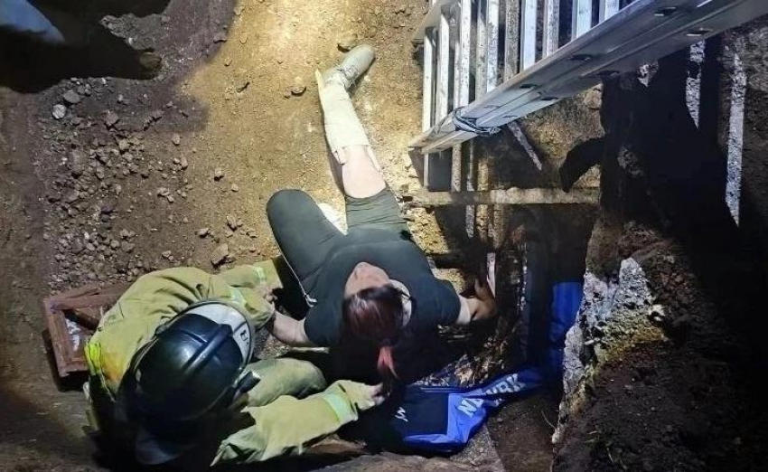 В Алчевске ЛНР спасатели достали женщину с переломом из глубокой ямы