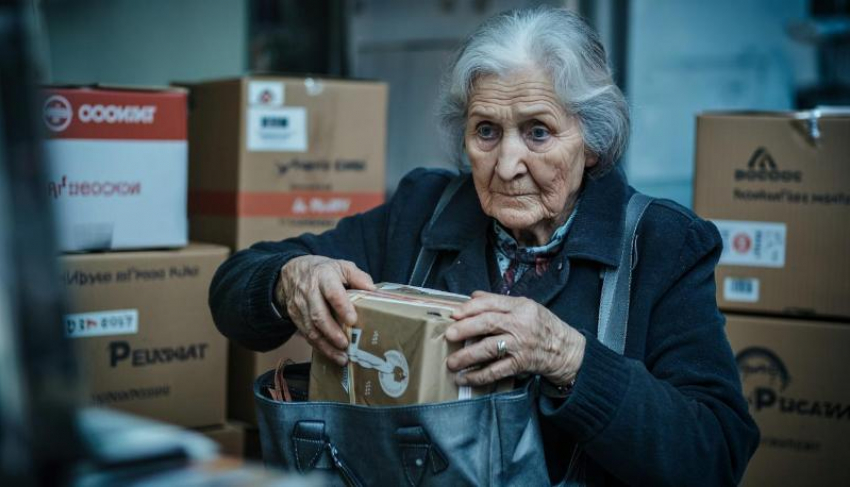 В ЛНР задержали 64-летнюю курьершу мошенников