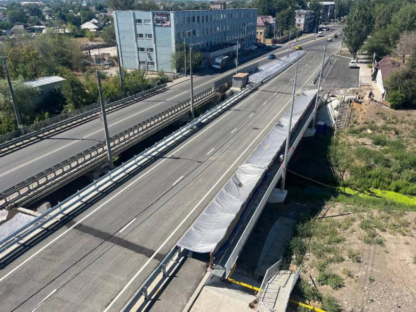 Специалисты завершают возведение моста в Луганске
