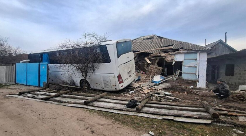 Ребенка и его маму госпитализировали после тарана автобусом их дома в Марковке