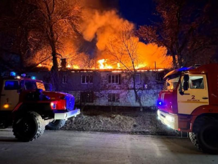 Утратившим имущество и документы при пожаре в Стандартном городке Луганска жителям помогает администрация города 