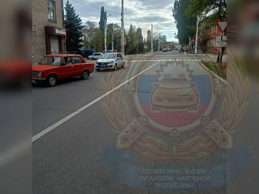 В Стаханове женщину с трехлетней дочкой сбили на «зебре»