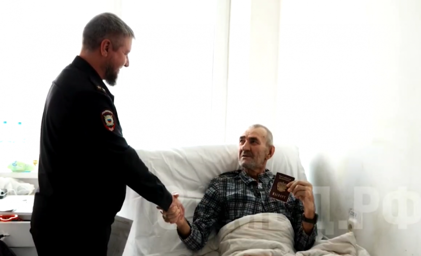 Полицейские ЛНР вручили паспорт эвакуированному из Северска прямо в больнице