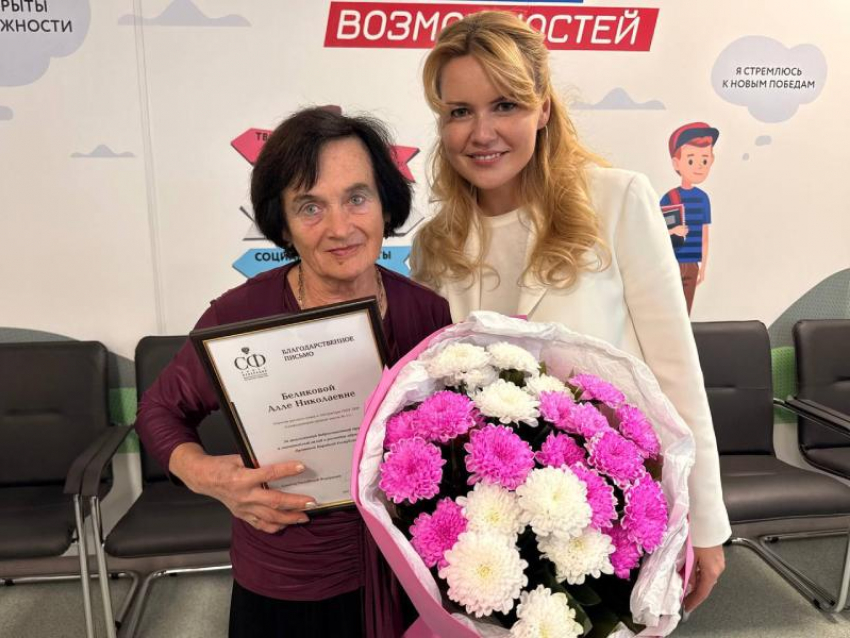 Сенатор РФ от ЛНР наградила героев-учителей из прифронтового Северодонецка