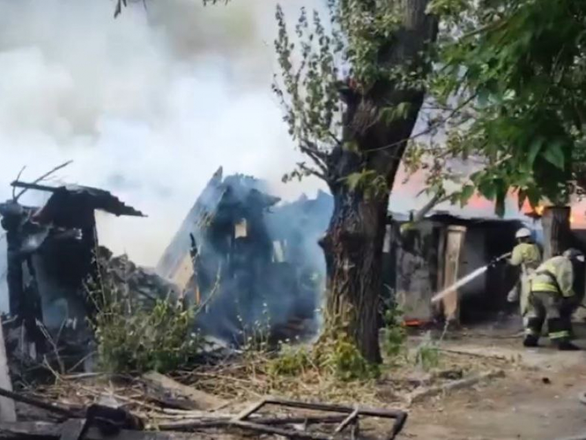 В Перевальске ЛНР восемь часов тушили пожар – горели хозпостройки и гаражи