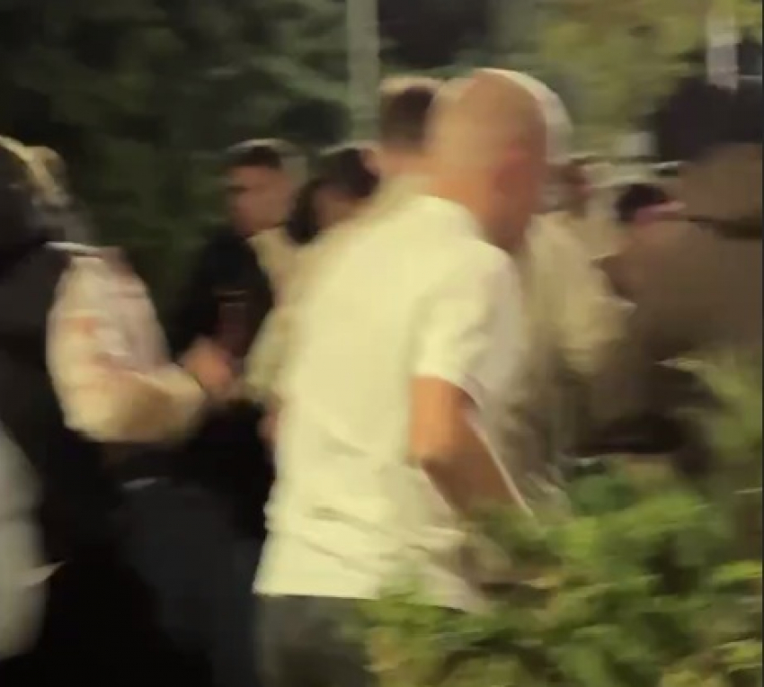 Толпа молодежи кулаками выяснила отношения в городском парке Стаханова