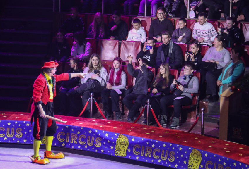 В Луганском цирке поздравили 800 ребят с наступающим Новым годом
