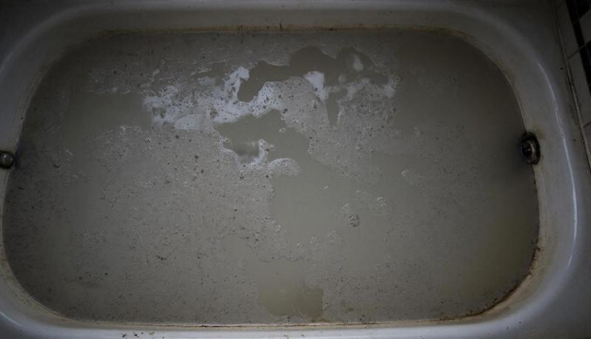 «В наших ваннах бурлит канализация»: жители Луганска просят спасти их от зловонья