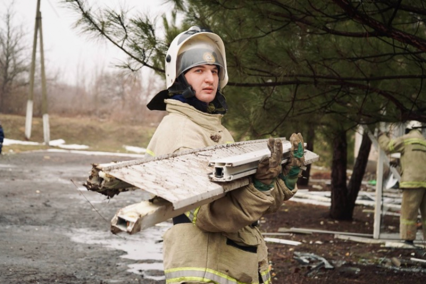 Добровольцы устраняют последствия обстрела в поселке Центральный ЛНР