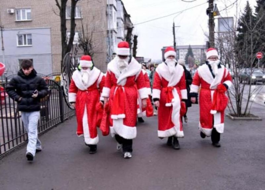 Свердловск ЛНР «захватили» Деды Морозы
