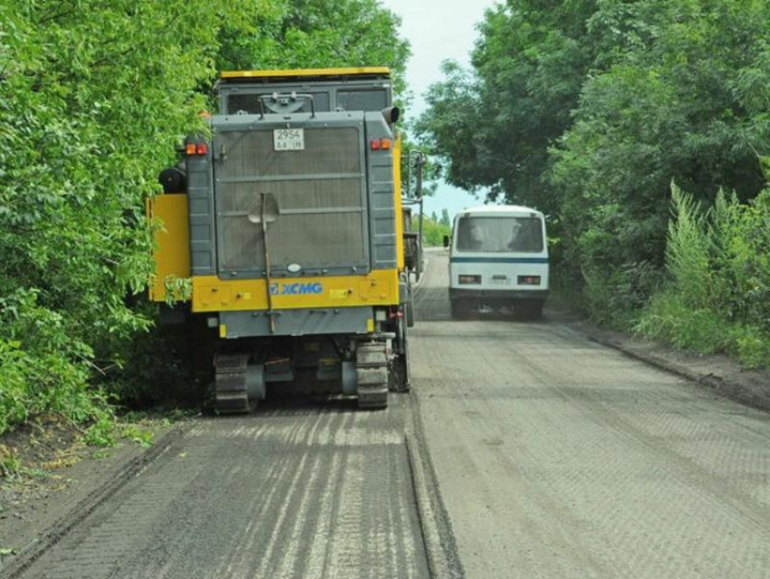 Специалисты приступили к ремонту дорог в Свердловском районе ЛНР