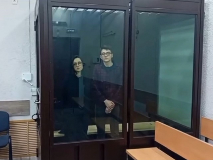 За стеклом: 15 и 13 лет – студенты ЛНР попали в «аквариум» правосудия