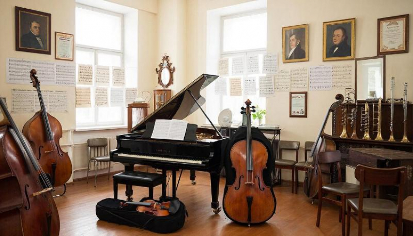 Живущие без света, воды и тепла сватовцы получили музыкальные инструменты в ЛНР 