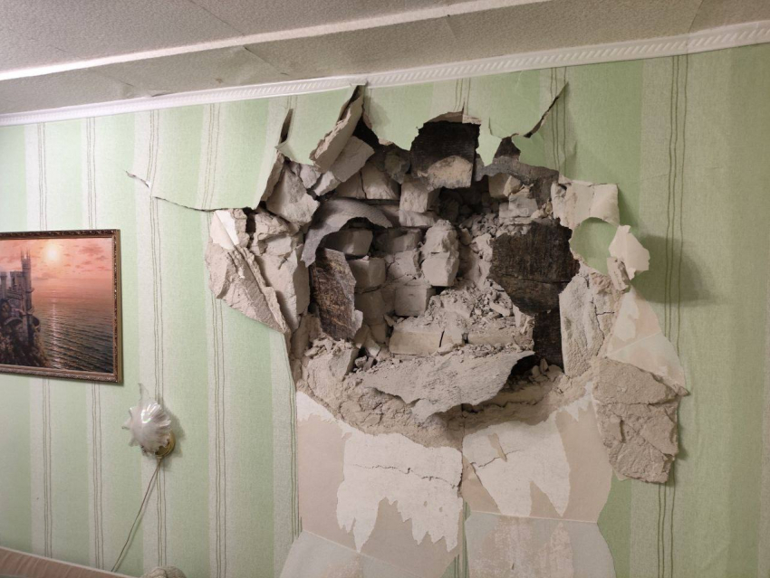 Беспилотник ВСУ атаковал многоэтажку в Кировске ЛНР