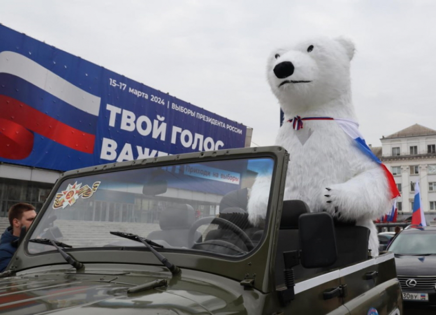 Белый медведь, празднующий победу Путина, проехал в «кабриолете» по Луганску