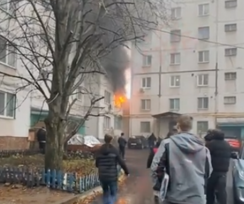 В многоэтажке на Герстале в Луганске полыхает квартира