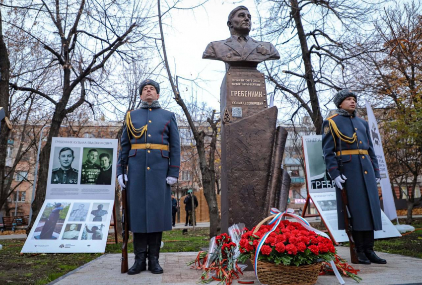 В луганском Сквере пограничников открыли памятник герою СССР из Брянки