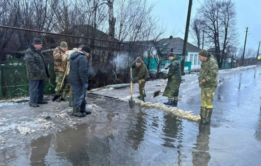 Как в Лантратовке ЛНР спасали дома от большой воды