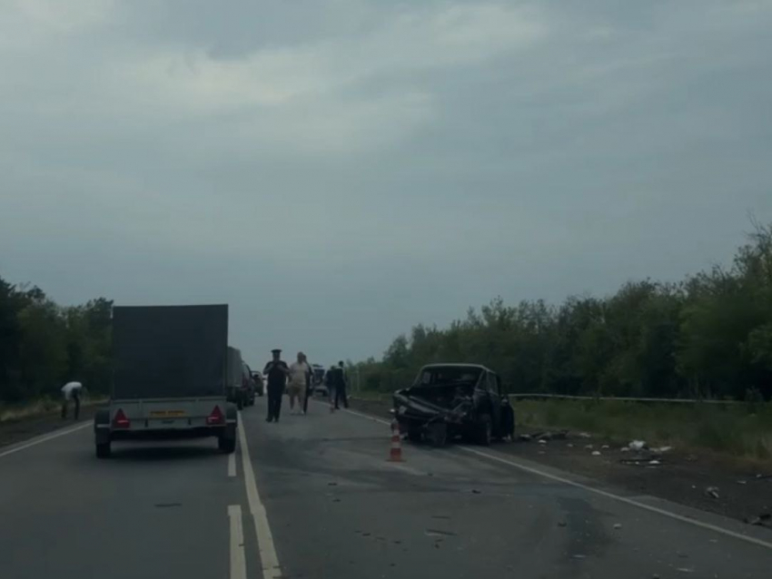 В ЛНР лихач, выскочив на встречку, устроил жуткую массовую аварию