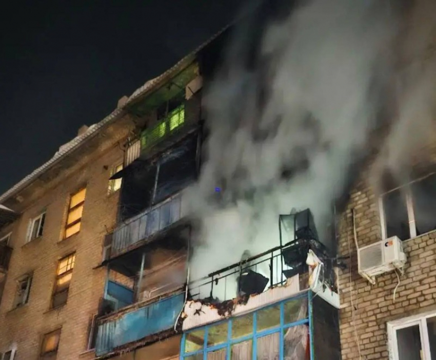 В Луганске из полыхающих квартир вытащили двух пострадавших